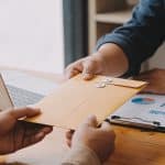 Donner de l'argent à ses proches sans passer par le fisc : les montants autorisés que peu de gens connaissent