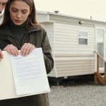couple pensif examine contrat devant mobil home neuf