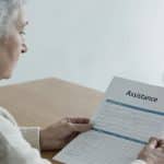 femme agee assise a table consultant formulaire aide