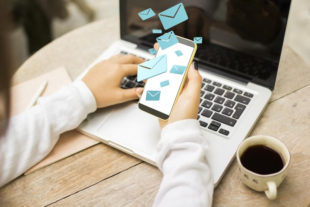 La vraie question n'est pas toujours de choisir entre SMS et email