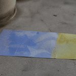 Billet de banque bleu et jaune posé à plat