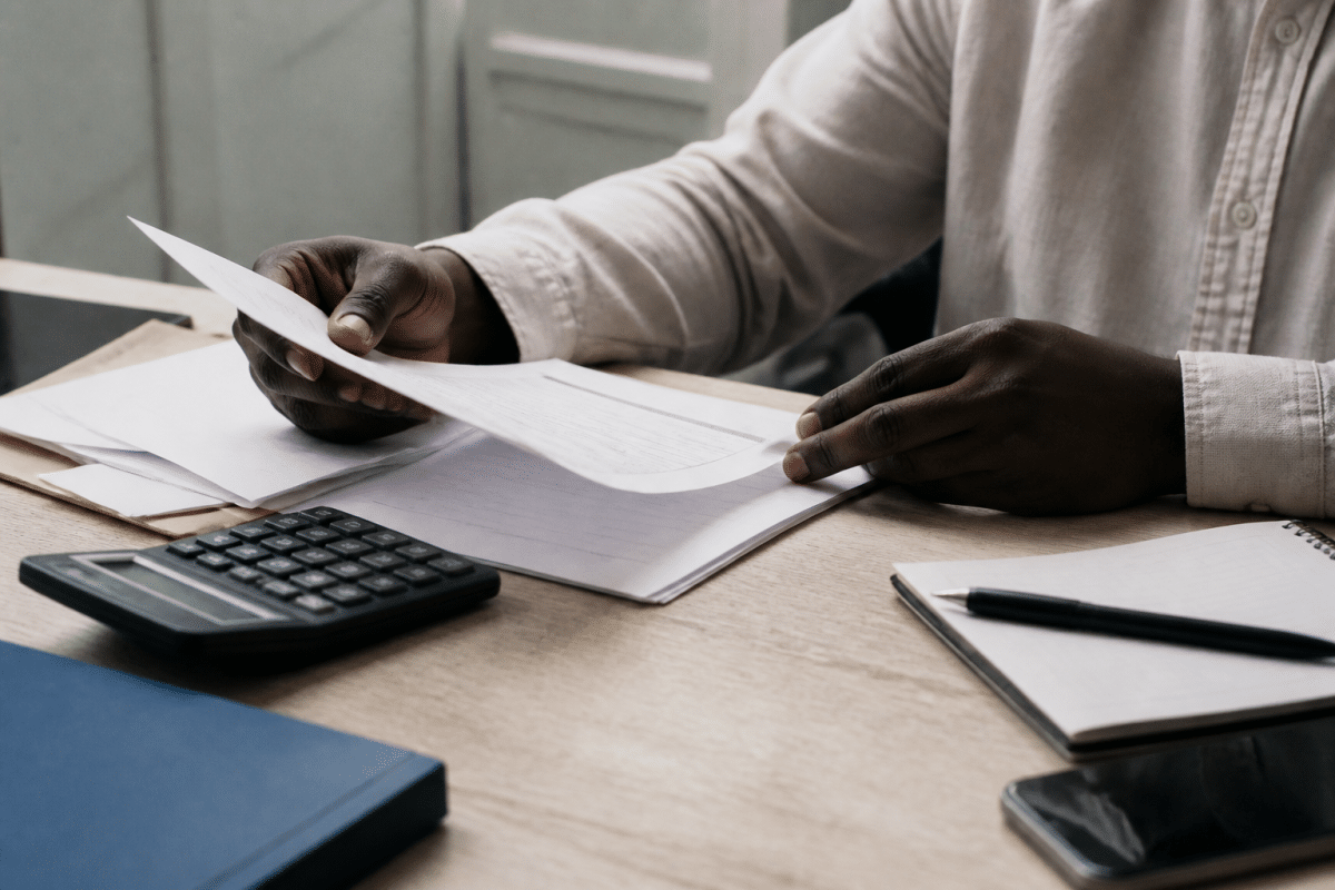 Document administratif montrant calculs salariaux et pourcentages deduits