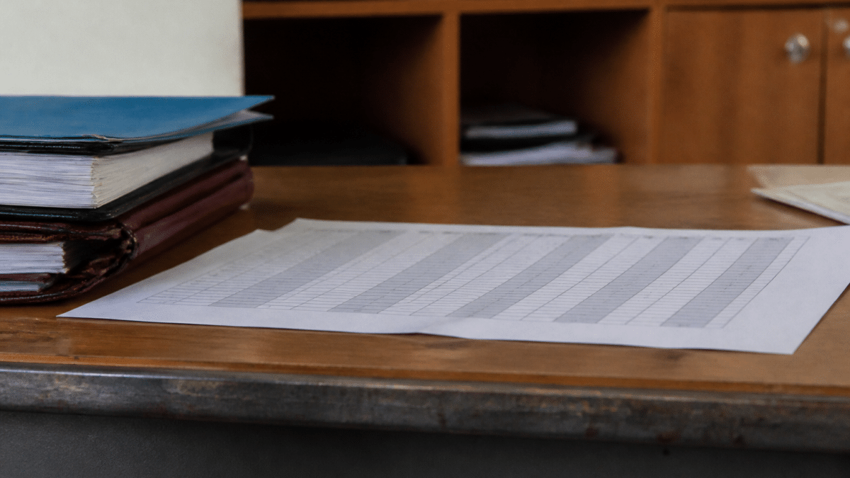 Document avec tableau de salaires affiche sur bureau