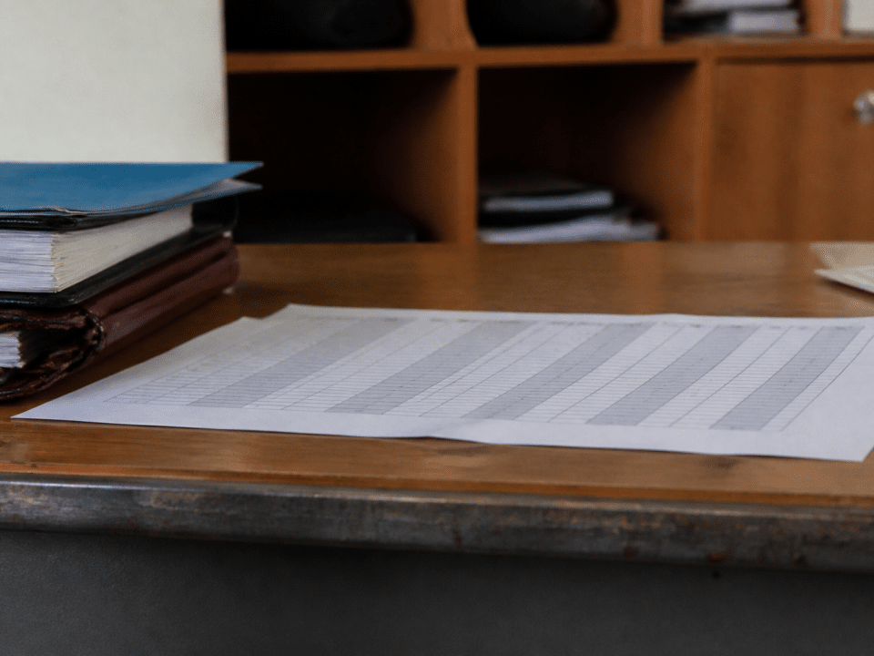 Document avec tableau de salaires affiche sur bureau