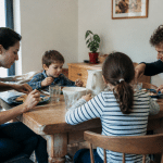 Famille de quatre personnes autour table repas mensuelle