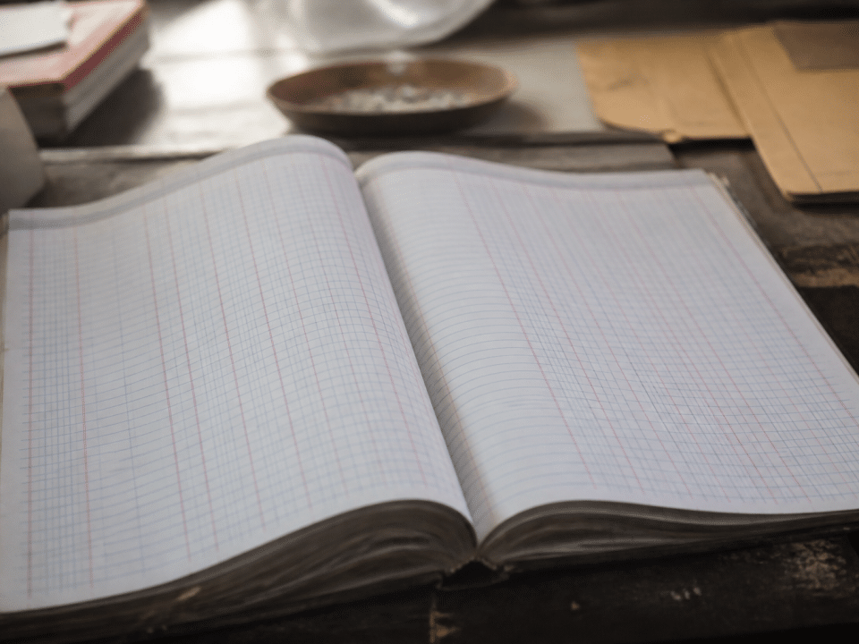 Livre comptable ouvert montrant colonnes de chiffres organisees