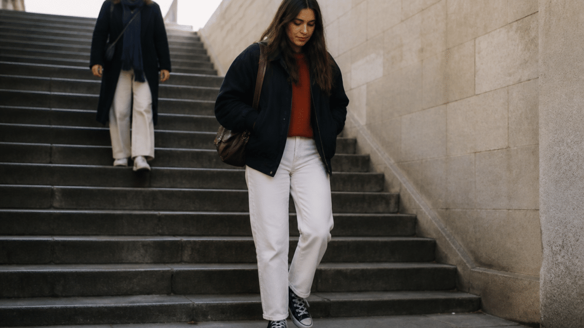 Personne descendant escalier marches avant autre