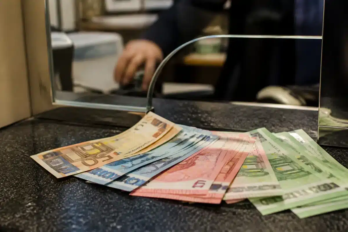 Billets euros etalés sur comptoir bureau change vitrine