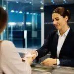 Comptoir change aeroport avec affichage taux devises elevees argent liquide