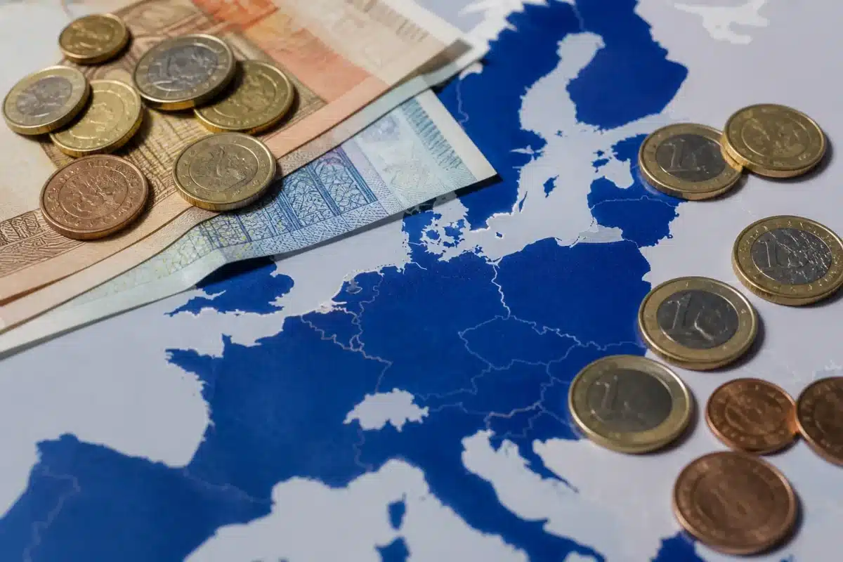 Billets euros et pièces disposés sur carte Union europeenne