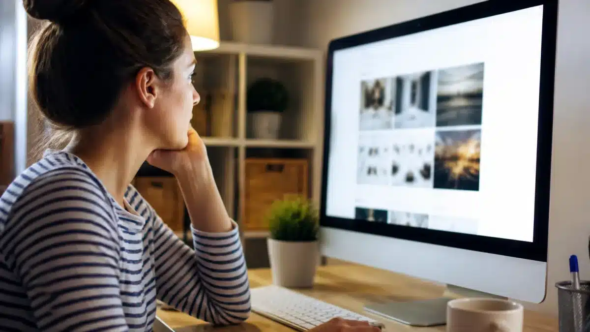 Personne assise devant ordinateur consultant offres emploi futures