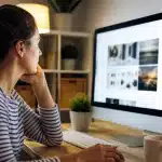 Personne assise devant ordinateur consultant offres emploi futures