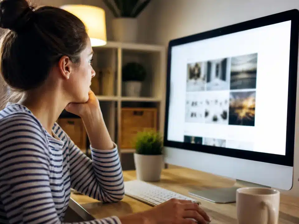 Personne assise devant ordinateur consultant offres emploi futures