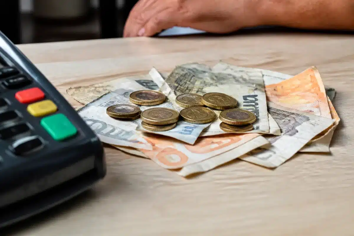 Billets et pieces de monnaie refusees sur comptoir commercial