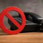 Telephone posee sur table avec panneau interdiction rouge devant