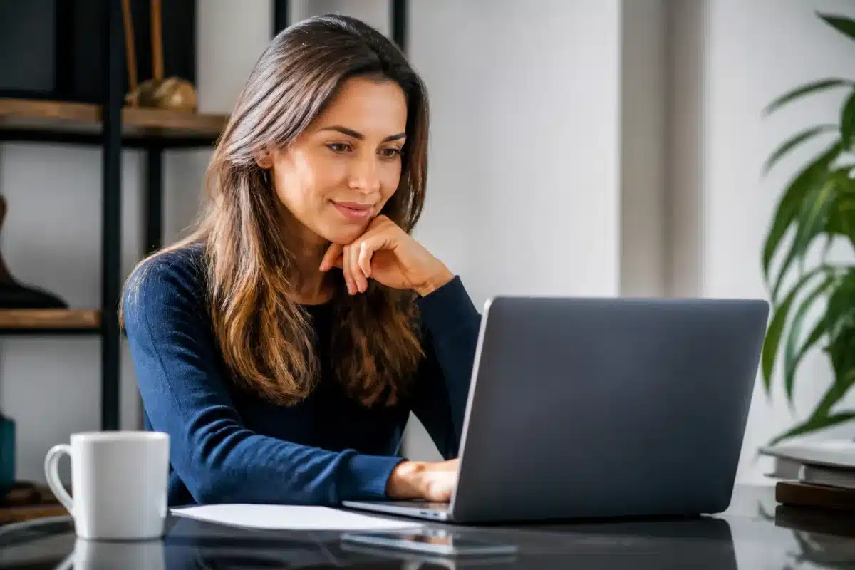 Personne consultant avis imposition bancaire en ligne